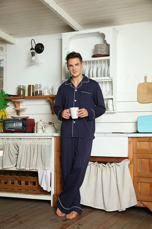 Mann in dunkelblauem Pyjama mit Tasse in Küche, gemütliche Nachtwäsche, Herrenmode.