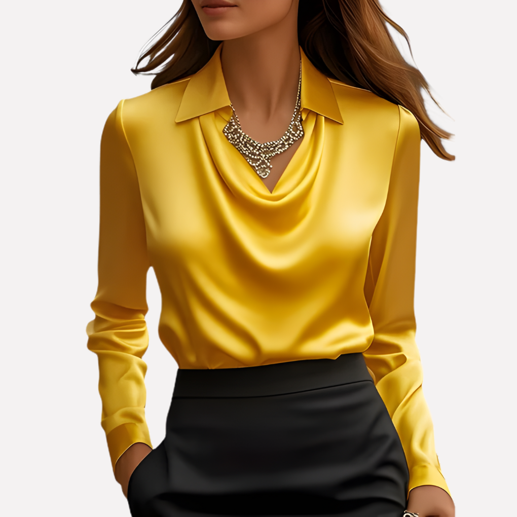 Gelbe Satinbluse mit Wasserfallkragen, vom Model mit auffälliger Statement-Kette und schwarzem Rock getragen 10