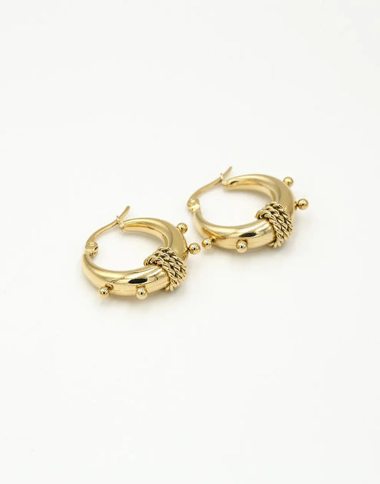 Goldene Chunky Bali Creolen Ohrringe, modisches Schmuckdesign, luxuriöses Accessoire.