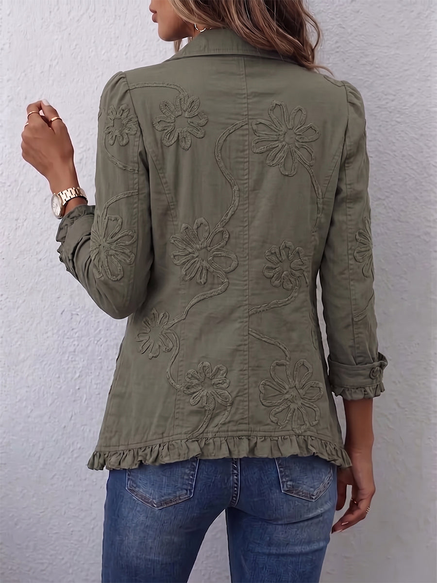 Rückansicht der oliv-grünen Jacke mit aufgestickten Blumenranken und Rüschensaum an der Taille 3
