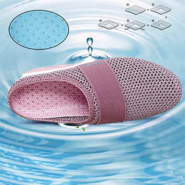 Rosa Netz-Slipper mit rosafarbener Innensohle über Wasserwellen, mit Grafiken zum atmungsaktiven Material 14