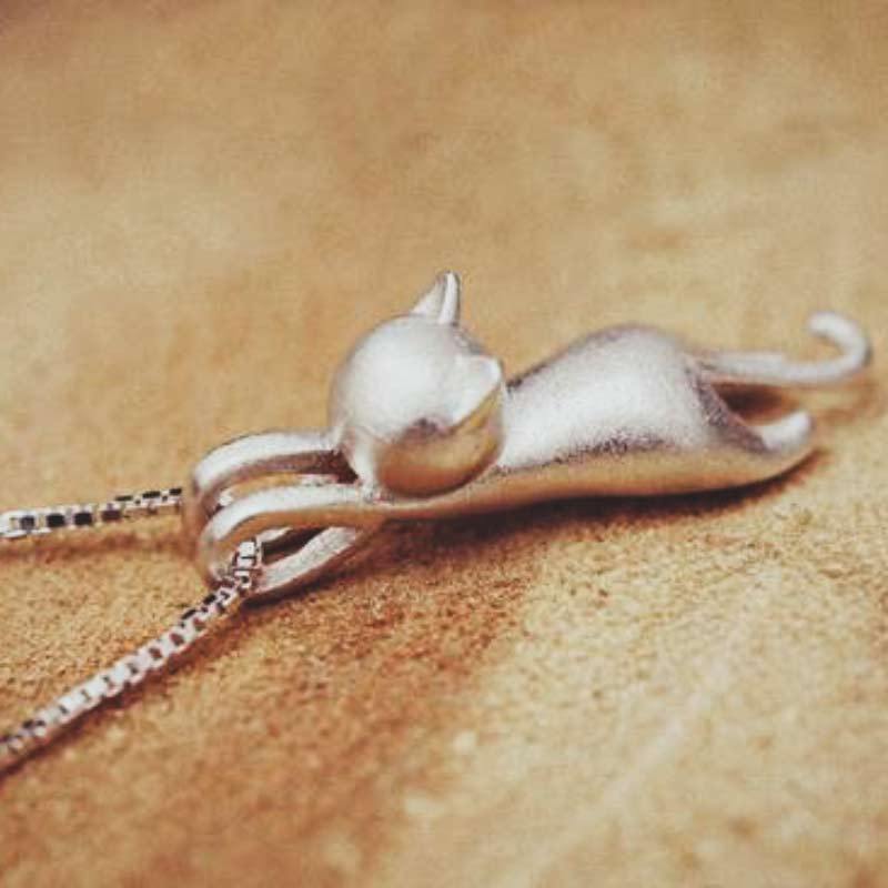 Silberner Katzenanhänger, hängend, Schmuck, Tiermotiv, elegantes Design, Geschenkidee.