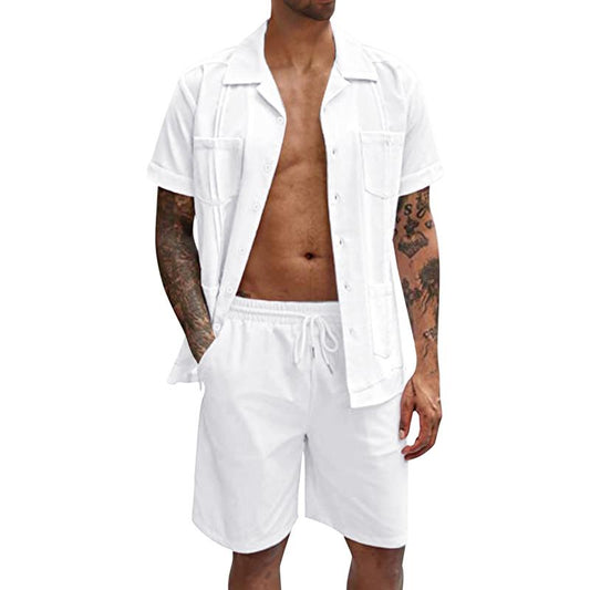 Mann in weißem Leinenhemd und Shorts, Sommermode, Freizeitkleidung, Herrenbekleidung.