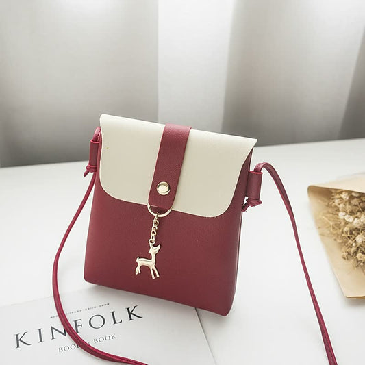 Rot-weiße Umhängetasche aus Leder mit Reh-Anhänger, modisch und elegant für Damen.