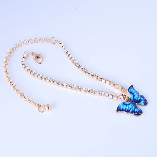Goldene Halskette mit blauem Schmetterlingsanhänger, Damenmode, Schmuckaccessoire.