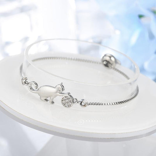 Silbernes Katzenarmband mit Kristallanhänger, elegantes Schmuckstück für Damen.