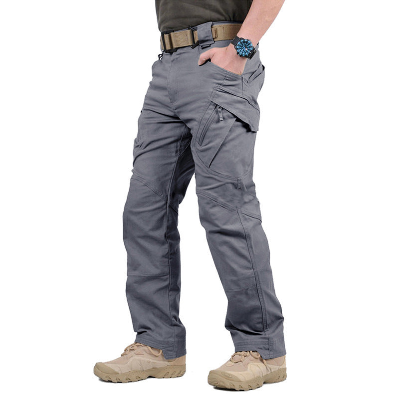 Cargohose in Grau in seitlicher Ansicht am Model, mit Gürtel, Armbanduhr und hellen Stiefeln getragen 6