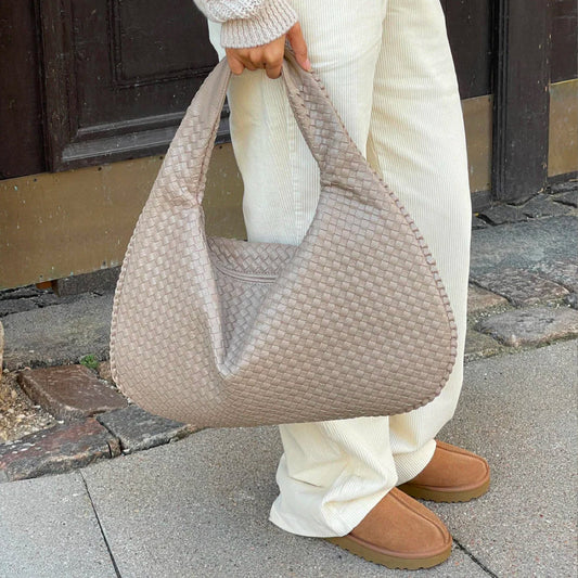 Elegante beige Flechttasche, geräumig, ideal für Arbeit, modisches Design, Damenmode.