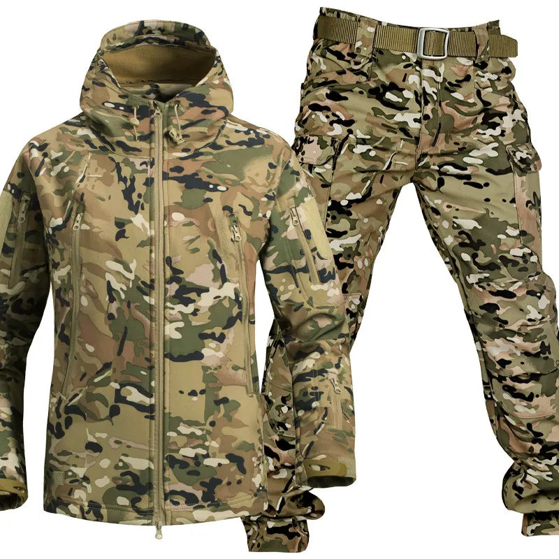 Set aus Jacke und Hose in hellem Camouflage-Muster mit Grün-, Beige- und Schwarztönen, freigestellt, Hose mit Gürtel. 20