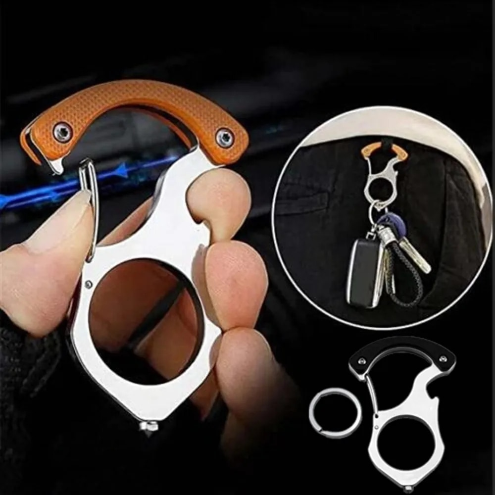 Orangefarbener Karabiner in der Hand, daneben ein Ausschnitt mit Autoschlüsseln an der Hosentasche und ein schwarzes Modell mit Ring. 2
