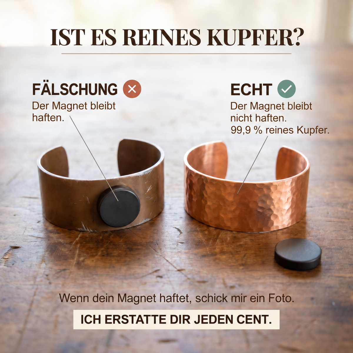Zwei Armreife im Vergleich, an einem haftet ein runder Magnet, am gehämmerten Kupferreif nicht 4