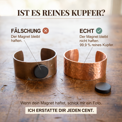 Vergleichsbild zweier Armreifen auf Holz: links glatt mit haftendem Magnet, rechts gehämmert mit lose danebenliegendem 4