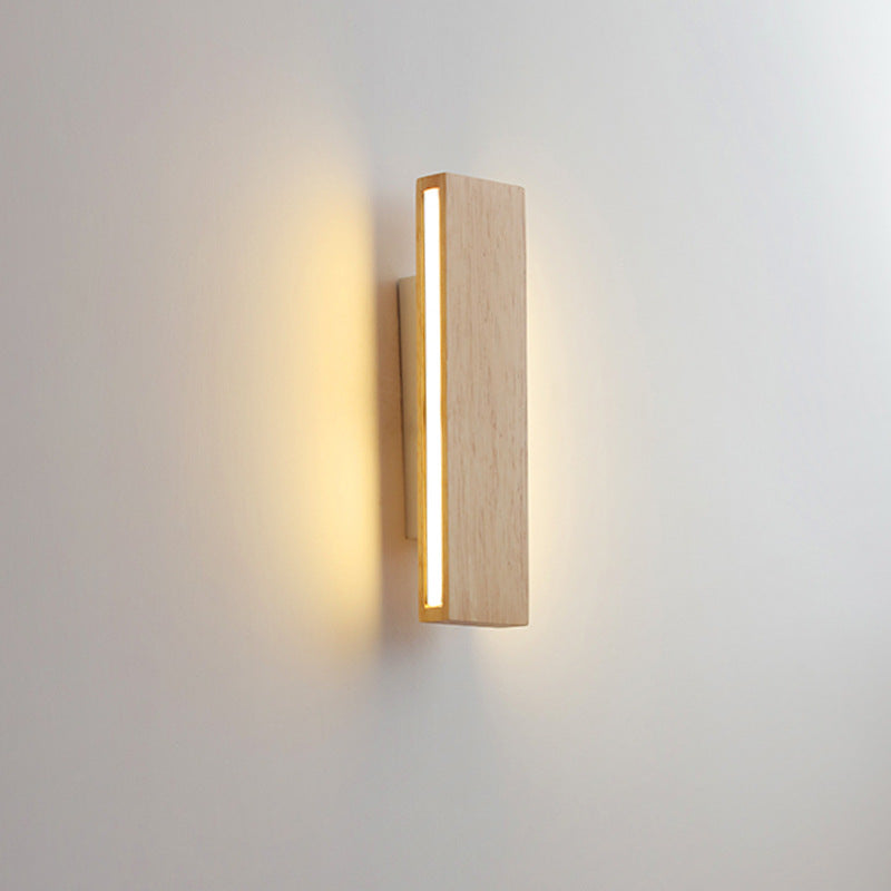 Senkrechte Holzlampe mit seitlich leuchtendem LED-Streifen, der die Wand warm beleuchtet. 10