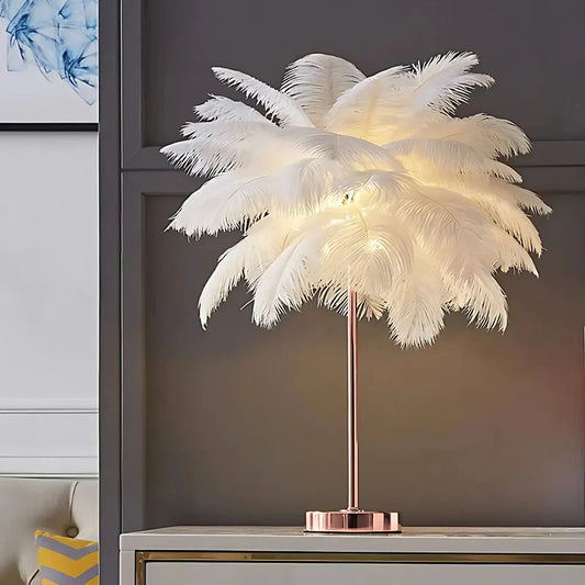 Weiße Federlampe mit goldfarbenem Ständer, elegante Tischleuchte für Wohnzimmer-Dekoration.