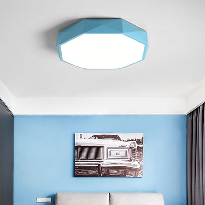 Blaue Deckenleuchte über einem blauen Wohnzimmer mit Sofa und einem Schwarzweißbild an der Wand 3