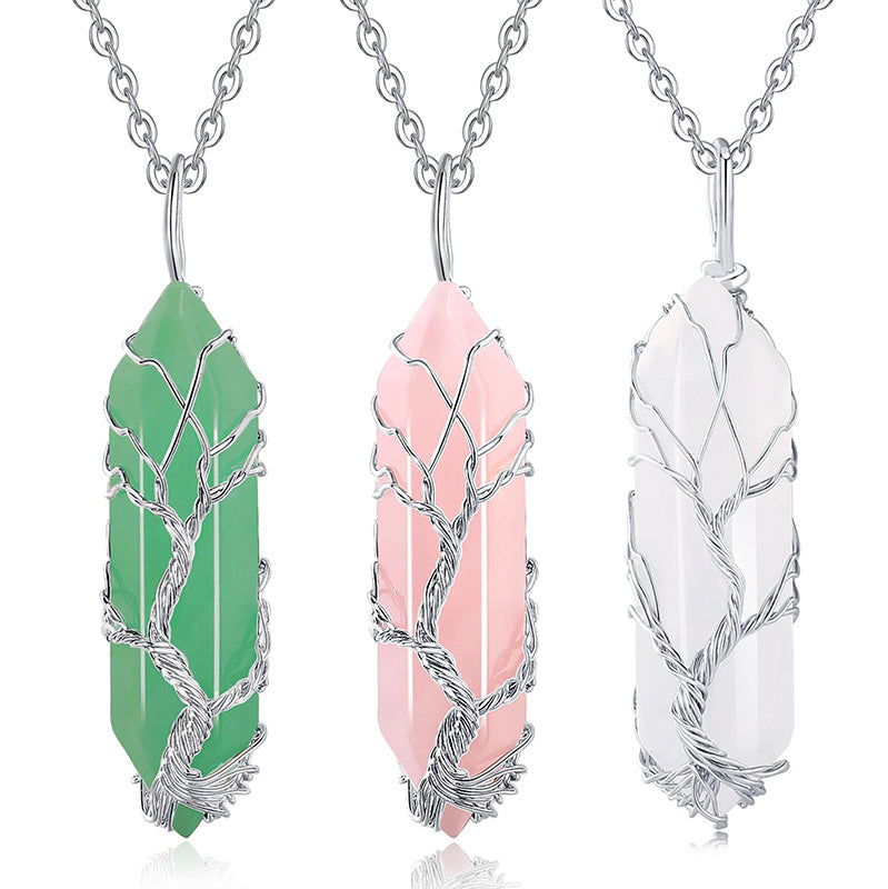 Drei Kristallanhänger in Grün, Rosa, Weiß mit silbernem Baumdesign, an Ketten.
