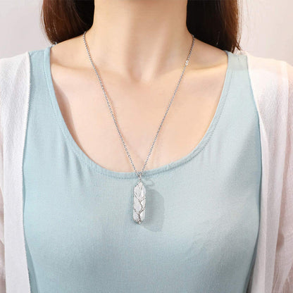 Silberne Halskette mit Blattanhänger, Damenmode, elegantes Schmuckdesign, Geschenkidee.