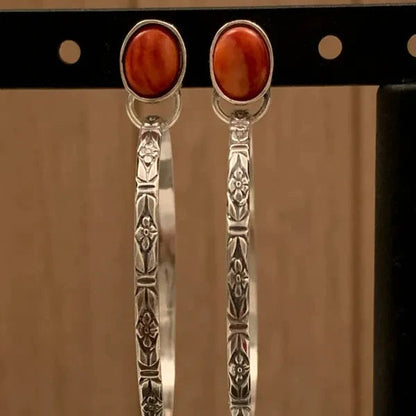 Silberne Ohrringe mit rotem Stein, oval, filigranes Design, handgefertigter Schmuck.