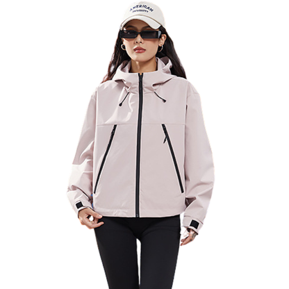 Rosa Kapuzenjacke mit schwarzen Reißverschlüssen und Klettverschluss an den Ärmelbündchen, Frontansicht an einer Frau mit 9