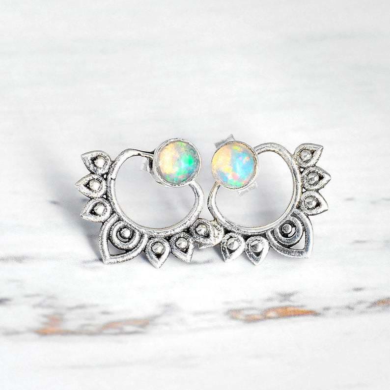 Silberne Ohrringe mit Opalsteinen, Mandala-Design, handgefertigt, Boho-Schmuck.