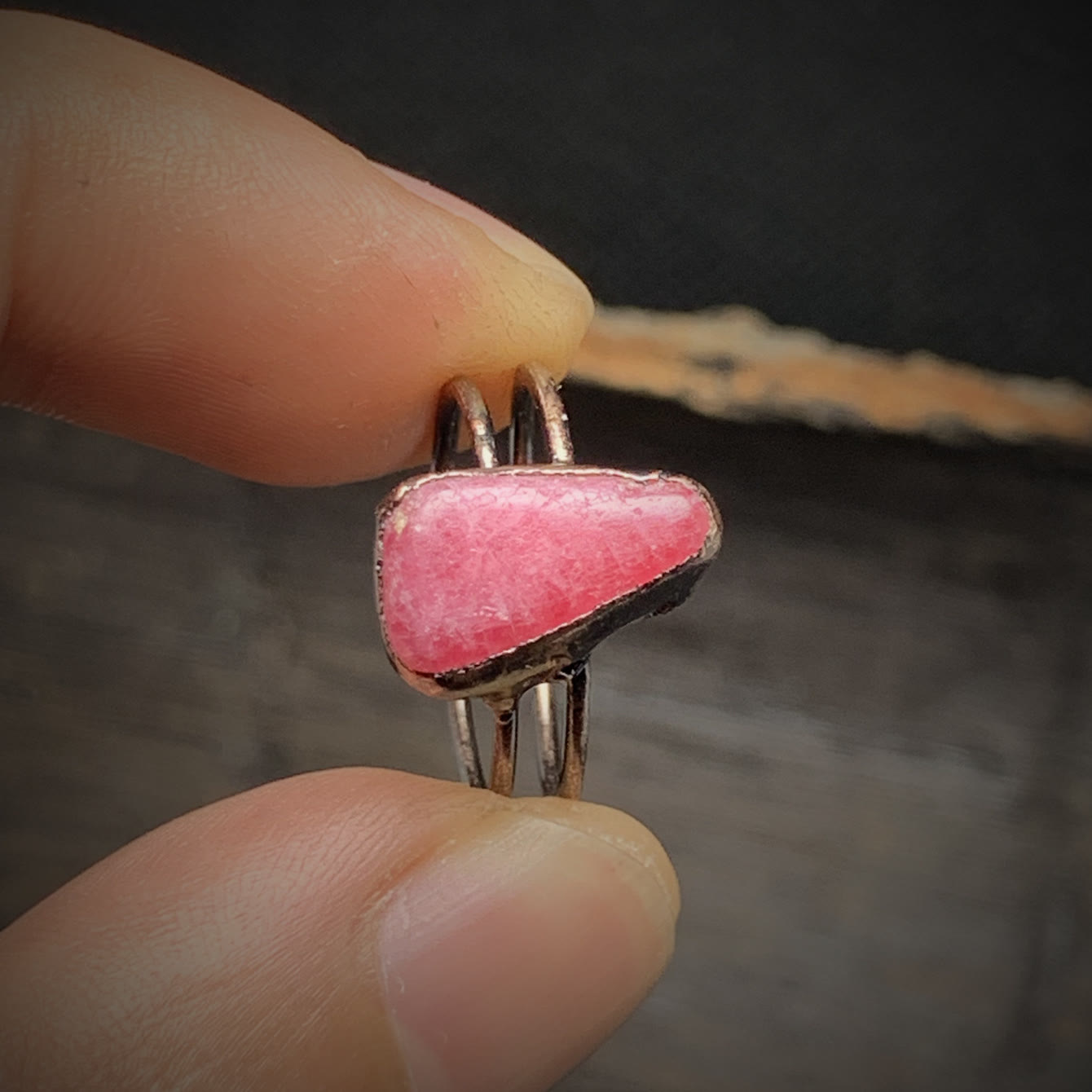 Rosa Edelsteinring, handgefertigt, Silberfassung, einzigartiges Schmuckdesign, Damenring.