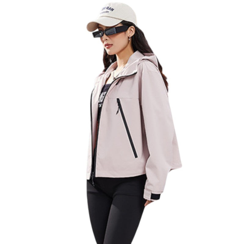 Seitenansicht der offenen rosa Jacke über schwarzem Top, mit schräger Reißverschlusstasche und Ärmelbündchen 11