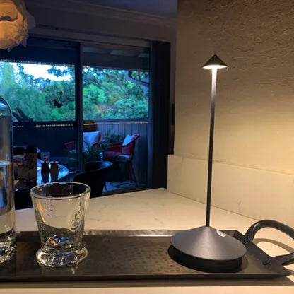 Schwarze LED-Tischlampe auf Küchentheke, modernes Design, energiesparend, stilvolle Beleuchtung.