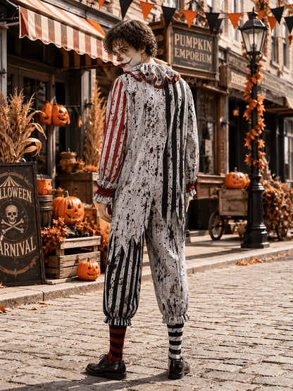 Rückansicht des Clown-Overalls mit Rüschenkragen und gezackten Streifenbahnen, das Model blickt über die Schulter zurück zur Kamera. 3