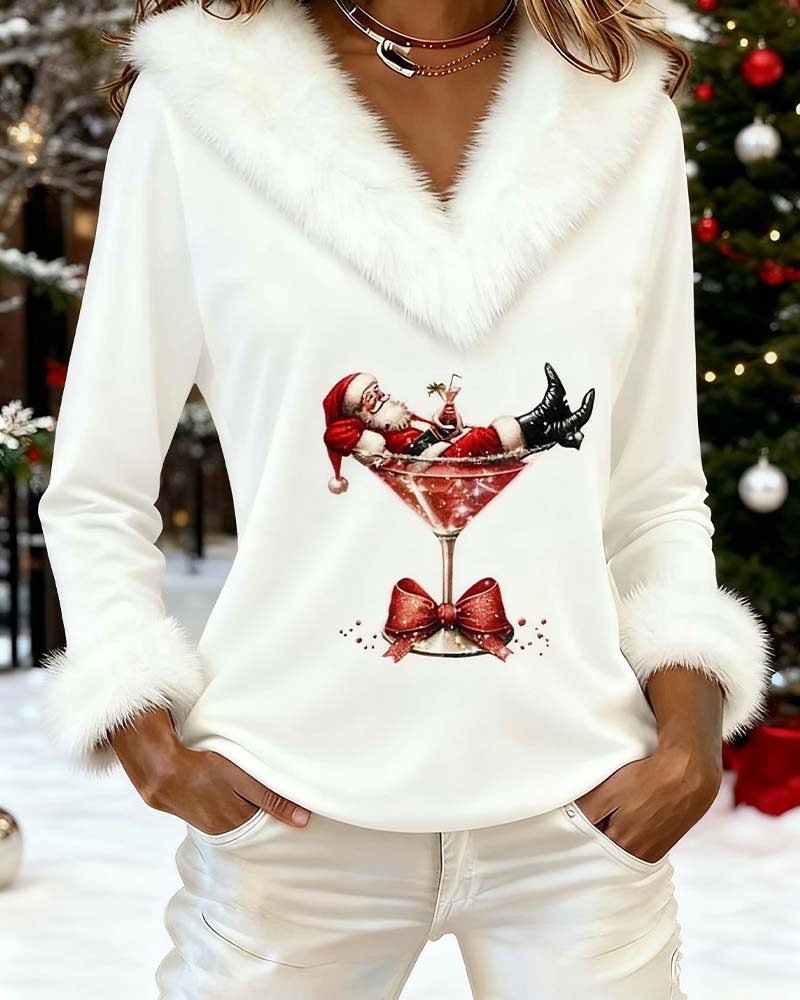 Weiße Version vor geschmücktem Weihnachtsbaum im Schnee, Model mit Händen in den Hosentaschen, Cocktailglas-Motiv sichtbar 6