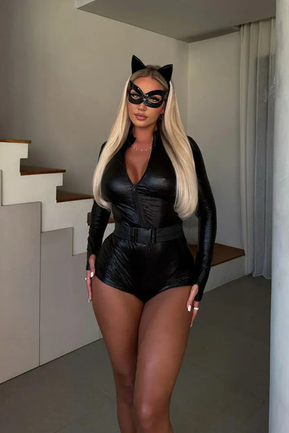 Frau mit langen blonden Haaren trägt das komplette Kostüm mit Maske, Ohren und Gürtel vor einer Treppe 6