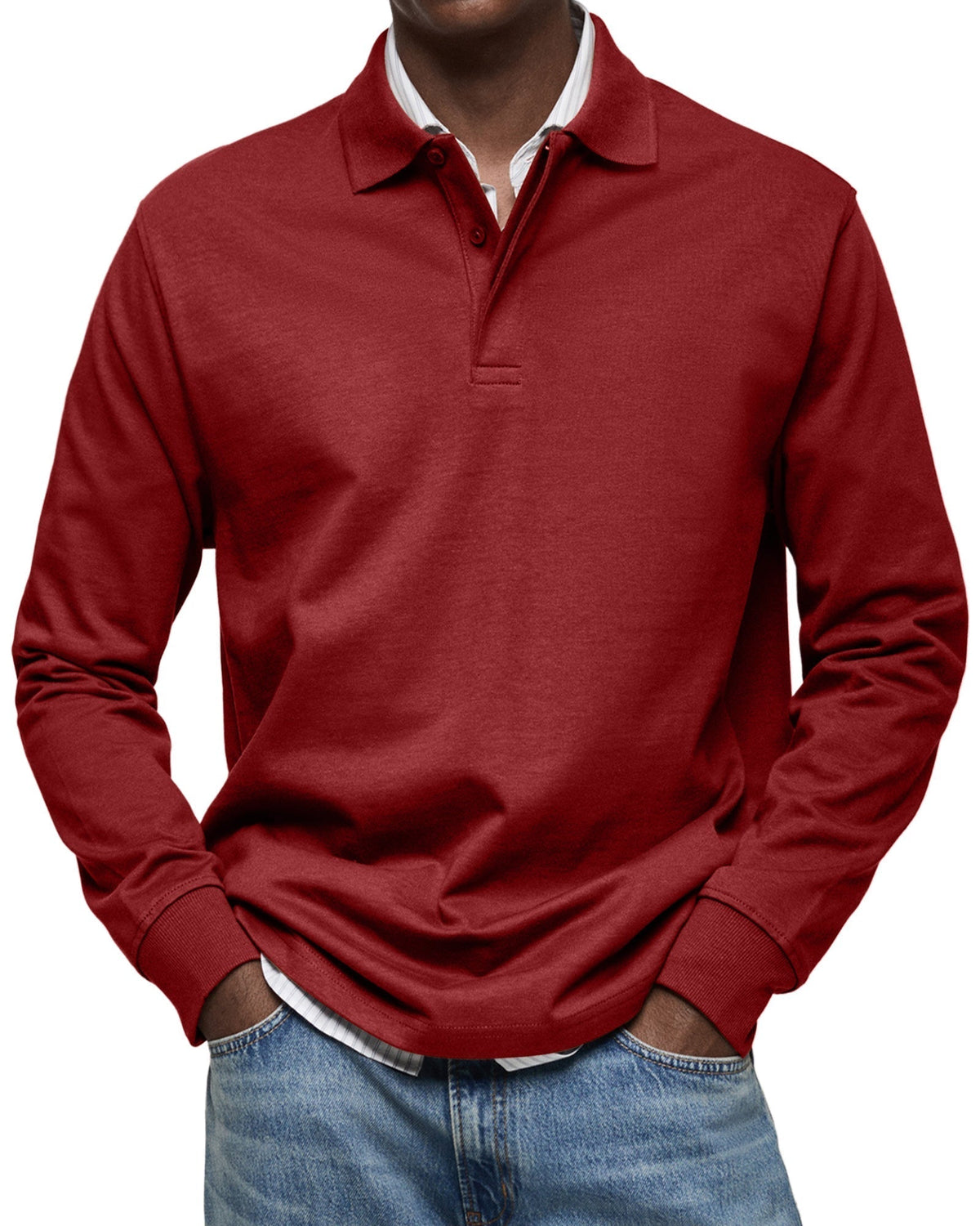 Langarm-Poloshirt in Dunkelrot am Model, Frontansicht mit Knopfleiste und Rippbündchen, kombiniert mit heller Jeans. 11