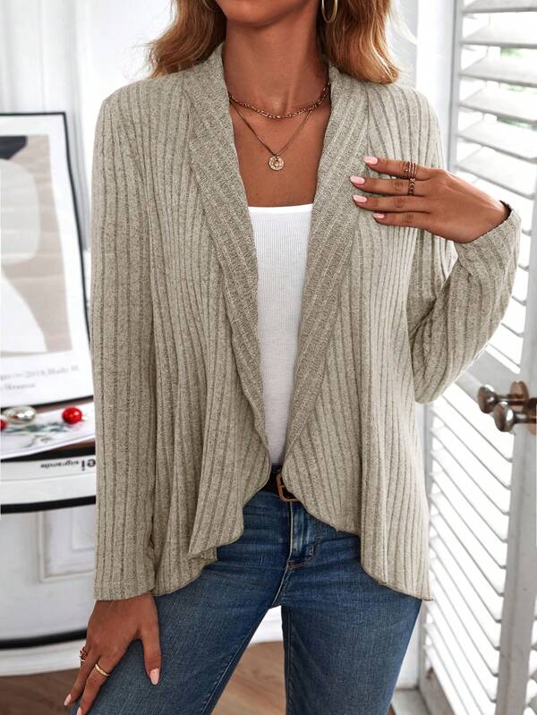 Damen Strickjacke beige, gerippt, offen, lässig, Herbstmode, gemütlich, modisch, elegant.