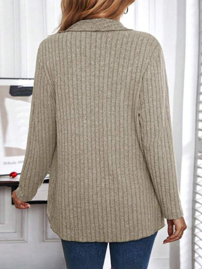Frau in grauem Strickpullover, Rückansicht, lässige Mode, Herbstbekleidung, Damenmode.
