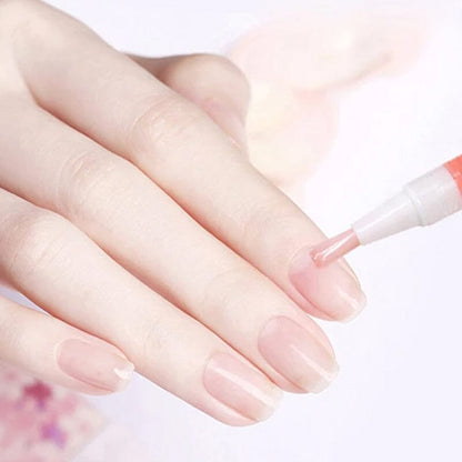 Nahaufnahme einer Hand, bei der ein Stift mit rosa Öl am Nagelbett aufgetragen wird 11