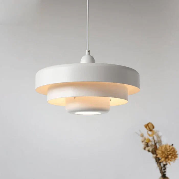 Weiße Pendelleuchte aus Metall, modernes Design, skandinavischer Stil, Wohnzimmerbeleuchtung.