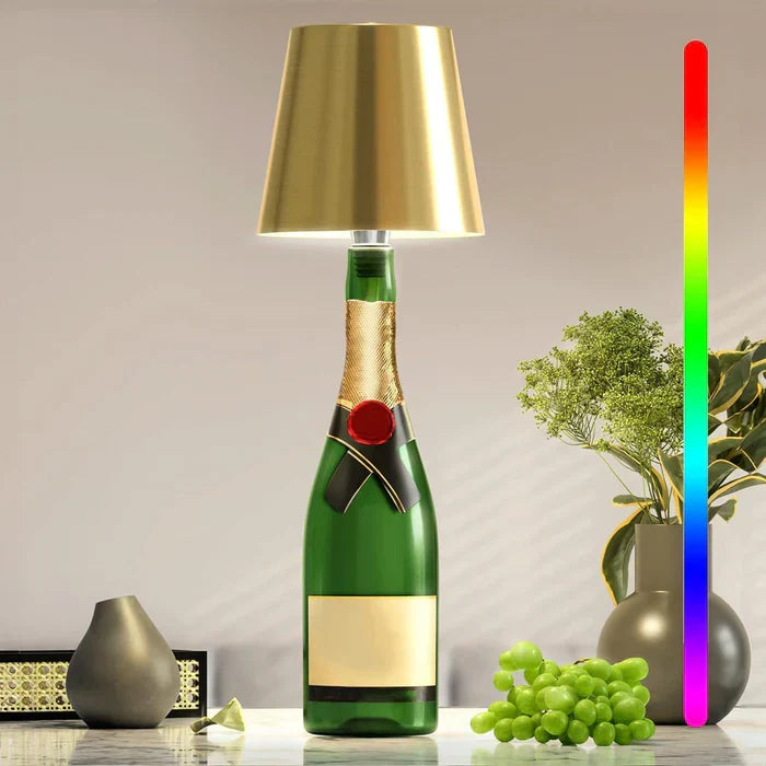 Grüne Champagnerflaschenlampe mit goldenem Schirm, moderne Tischleuchte, Wohnzimmerdekoration.