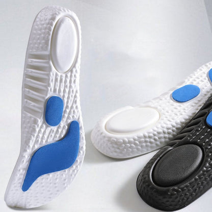 Weiße und schwarze orthopädische Einlegesohlen mit blauen Polstern, stoßdämpfend, ergonomisch.