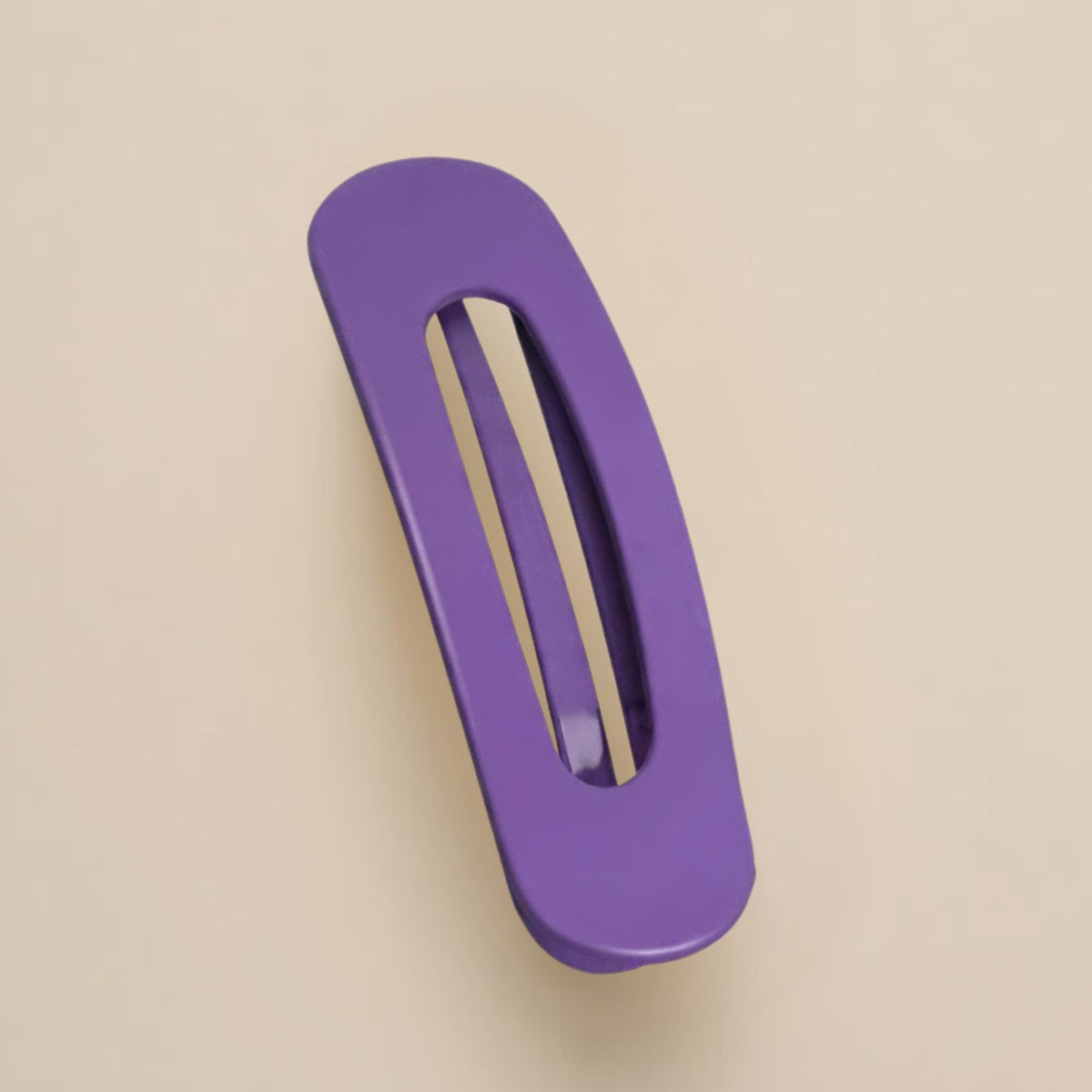 Einzelne violette matte Haarspange mit länglichem Ausschnitt auf hellem Hintergrund 11
