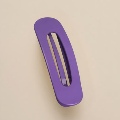 Einzelne violette matte Haarspange mit länglichem Ausschnitt auf hellem Hintergrund 11