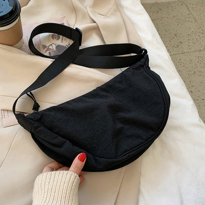 Schwarze Umhängetasche aus Stoff, modisch, lässig, ideal für den Alltag, Damenaccessoire.