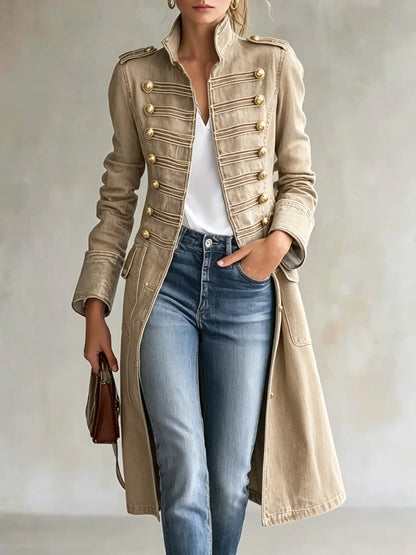 Der Mantel in sandfarbenem Beige mit goldfarbenen Knöpfen und Zierlitzen, getragen zu Jeans und weißem Shirt. 8
