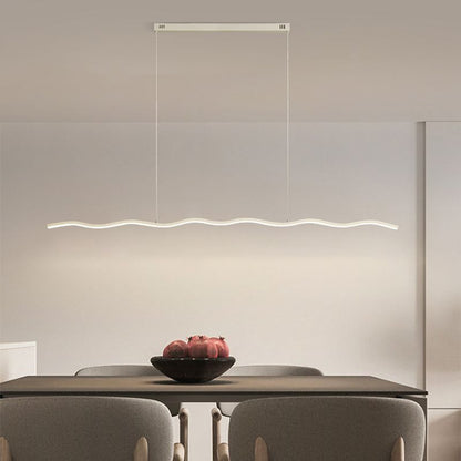 Moderne LED-Pendelleuchte über Esstisch, wellenförmig, minimalistisch, energiesparend, weiß.