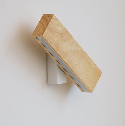 Schräge Nahansicht der ausgeschalteten Holzleiste mit Diffusor und weißem Wandarm, Holzmaserung gut sichtbar. 13