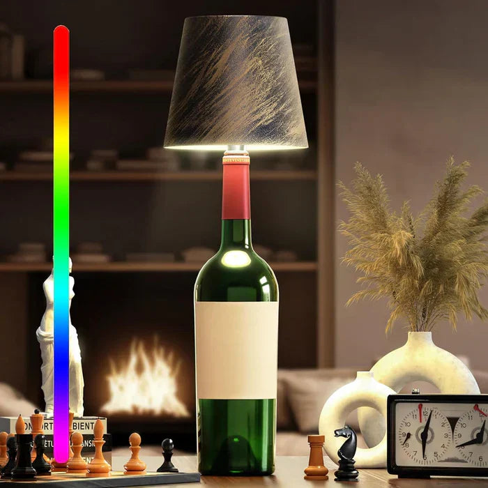 Weinflaschenlampe mit Schachfiguren, Kamin im Hintergrund, moderne Wohnkultur.