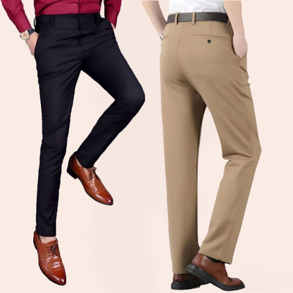 Zwei Herrenanzughosen, schwarz und beige, mit braunen Lederschuhen, Businessmode.