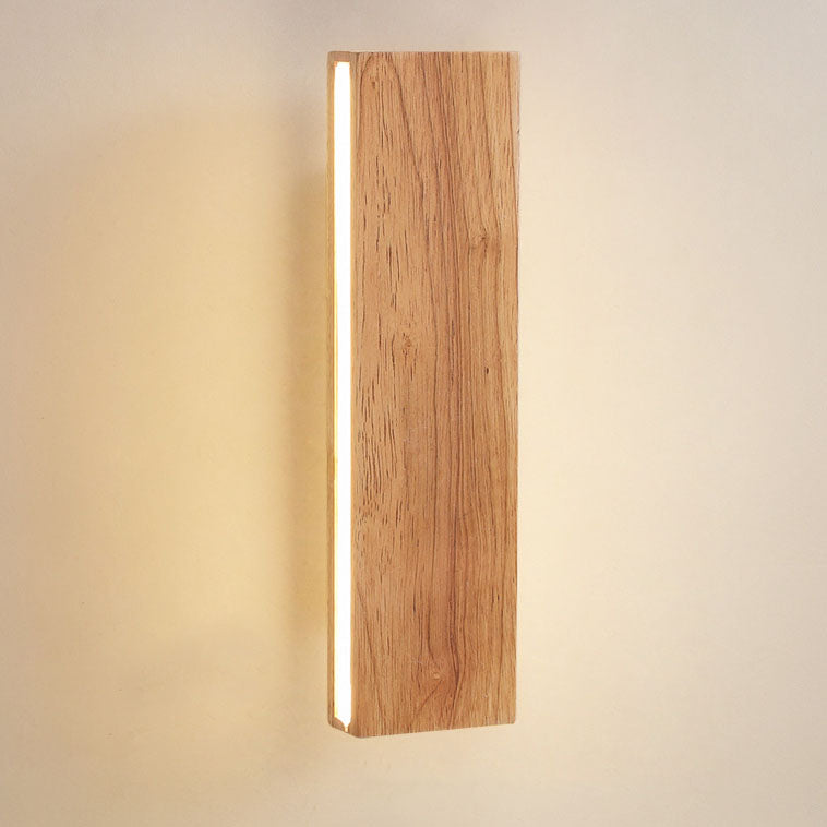 Detailaufnahme der senkrechten Holzleiste mit deutlicher Maserung und warm leuchtendem LED-Streifen an der Seite. 14