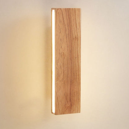 Detailaufnahme der senkrechten Holzleiste mit deutlicher Maserung und warm leuchtendem LED-Streifen an der Seite. 14