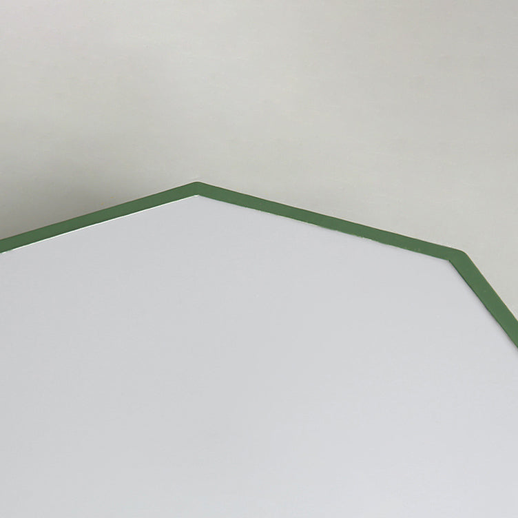 Detail einer Ecke der Deckenleuchte mit schmalem grünem Rahmen um die weiße Abdeckung 19