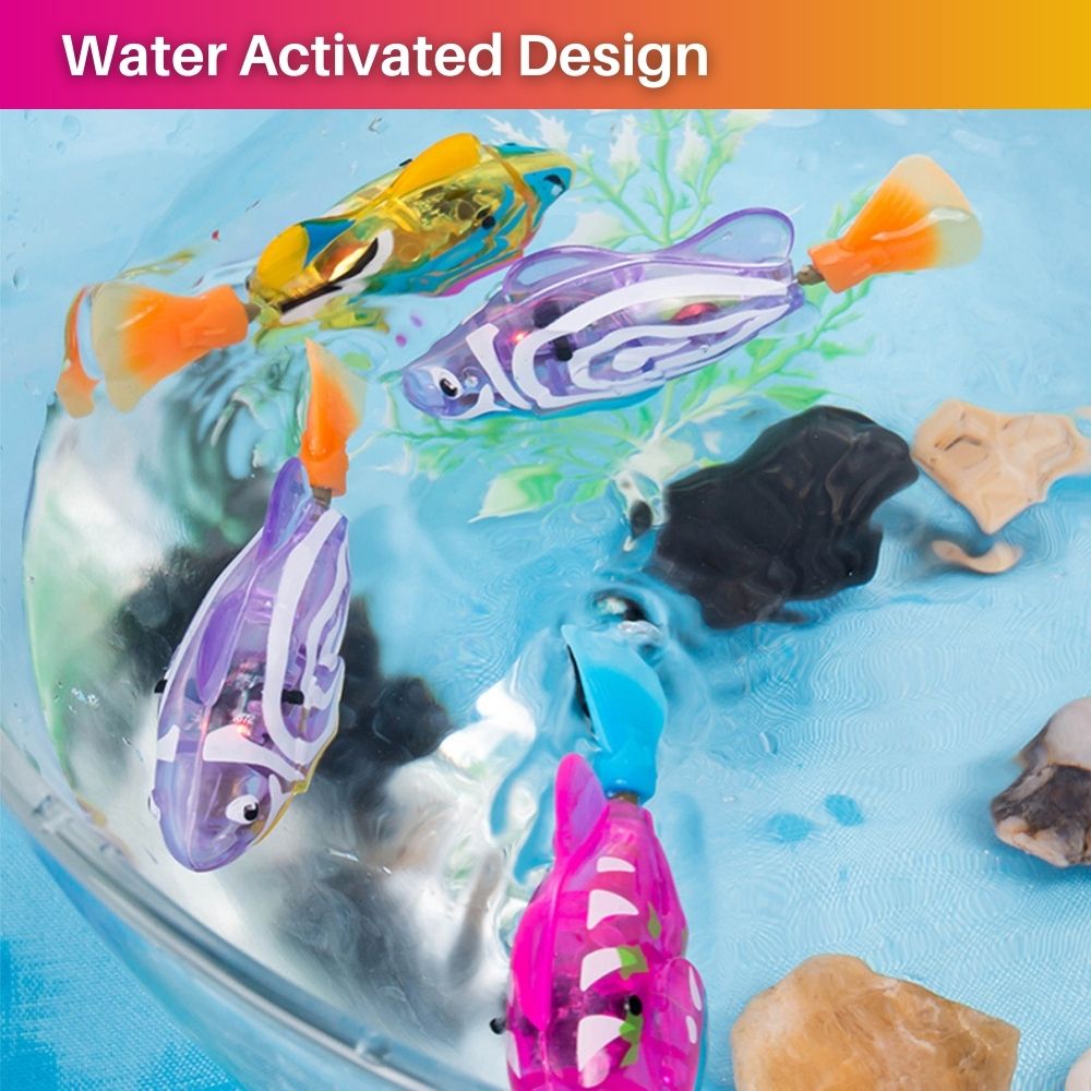 Bunte, wasseraktivierte Spielzeugfische im Wasser, ideal für Kinder, interaktives Badewannenspielzeug.