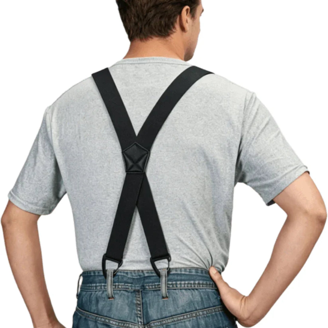 Rückansicht eines Mannes im grauen T-Shirt mit schwarzen X-förmigen Hosenträgern an der Jeans 15